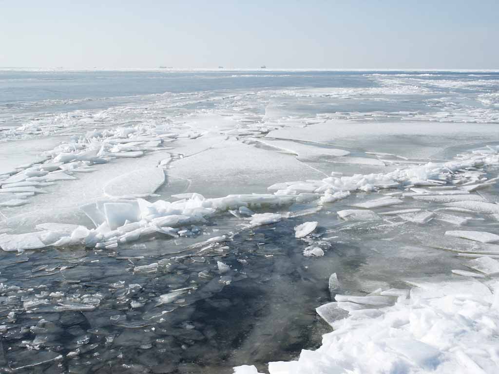 Рятувальники не пустили франківців на крихкий лід міського озера
