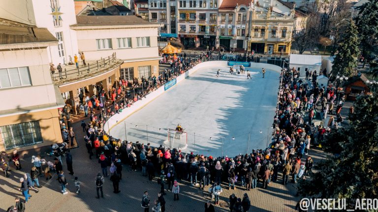 Роботу ковзанки у центрі міста продовжили на три тижні