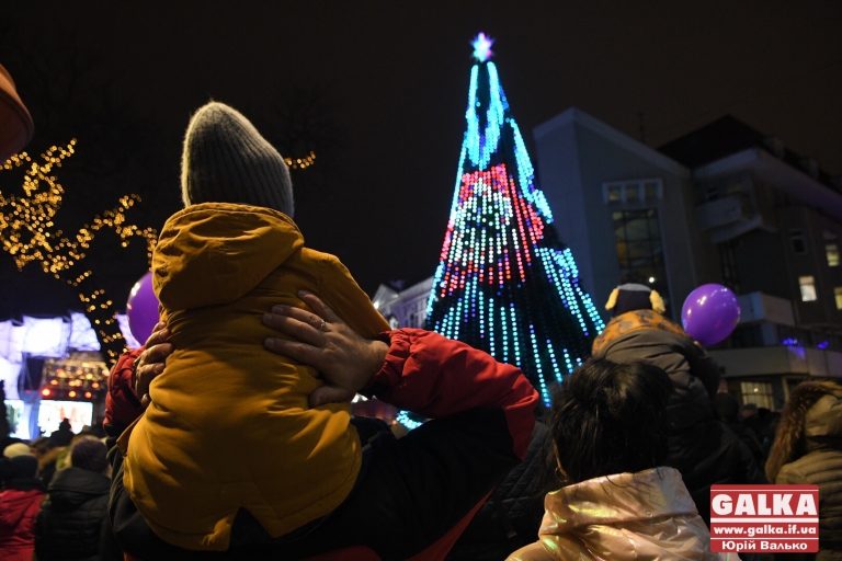 “Шоб було видко”: Марцінків доручив муніципалам, котрі патрулюють біля ялинки, одягнути яскраві жилетки
