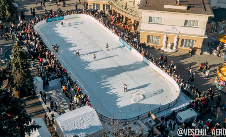 Під Ратушею урочисто відкрили ковзанку (ФОТО)