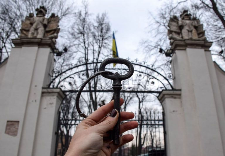 У воротах палацу Потоцьких встановили відреставровані замки (ФОТО)