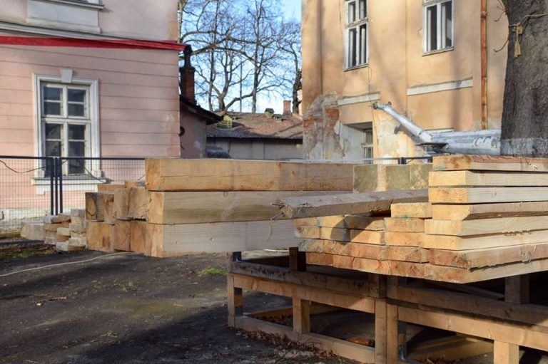 В одному з аварійних корпусів палацу Потоцьких стартували роботи (ФОТО)