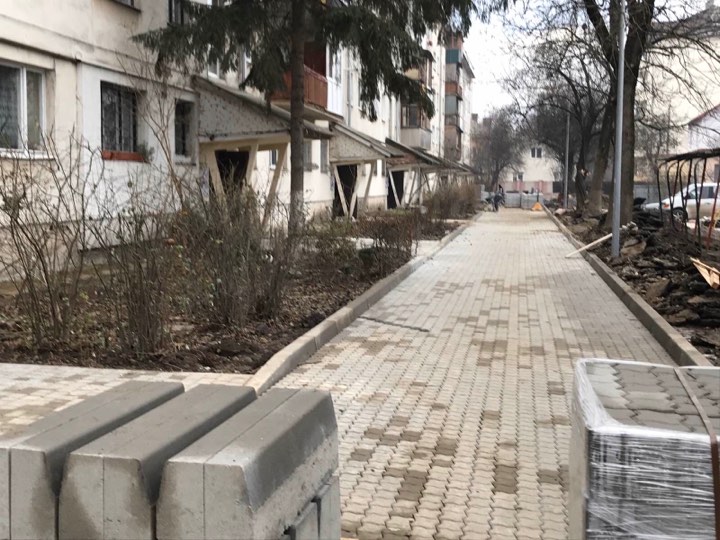 У дворі на Петлюри замість старих залишків асфальту з’явилася бруківка (ФОТО) 