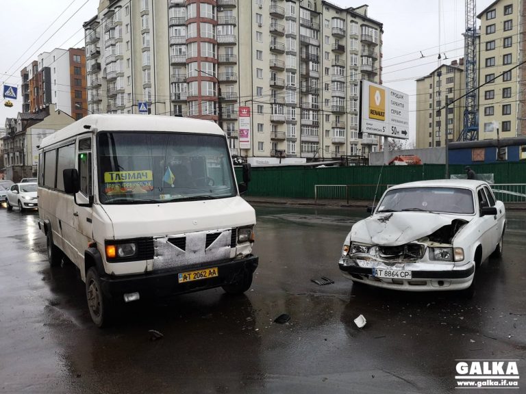 На перетині Незалежності-Сліпого приміська маршрутка взяла на таран “Волгу” (ФОТО)