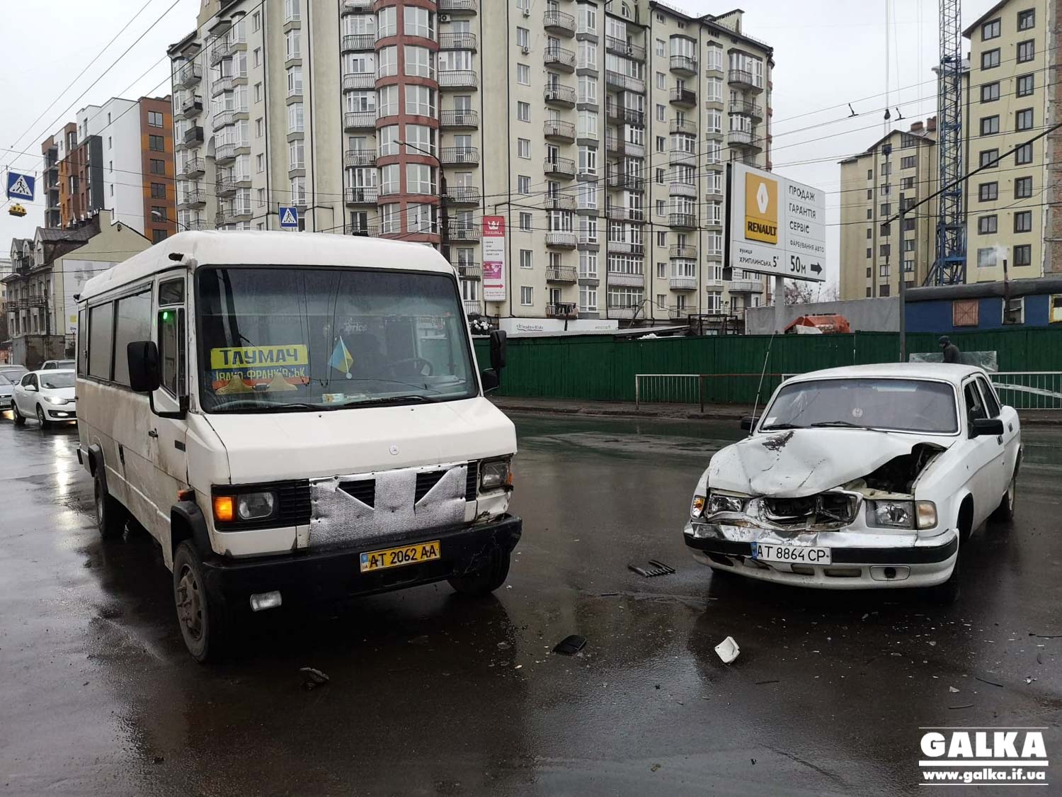 На перетині Незалежності-Сліпого приміська маршрутка взяла на таран “Волгу” (ФОТО)
