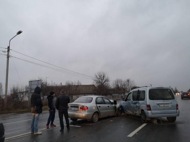 На в’їзді в місто ДТП: не розминулися Сітроен та Ланос (ФОТО)