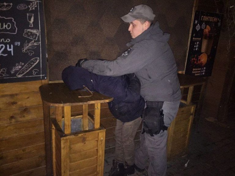 Вночі невідомий хотів залізти у будиночок на новорічно-різдвяному ярмарку (ФОТОФАКТ)