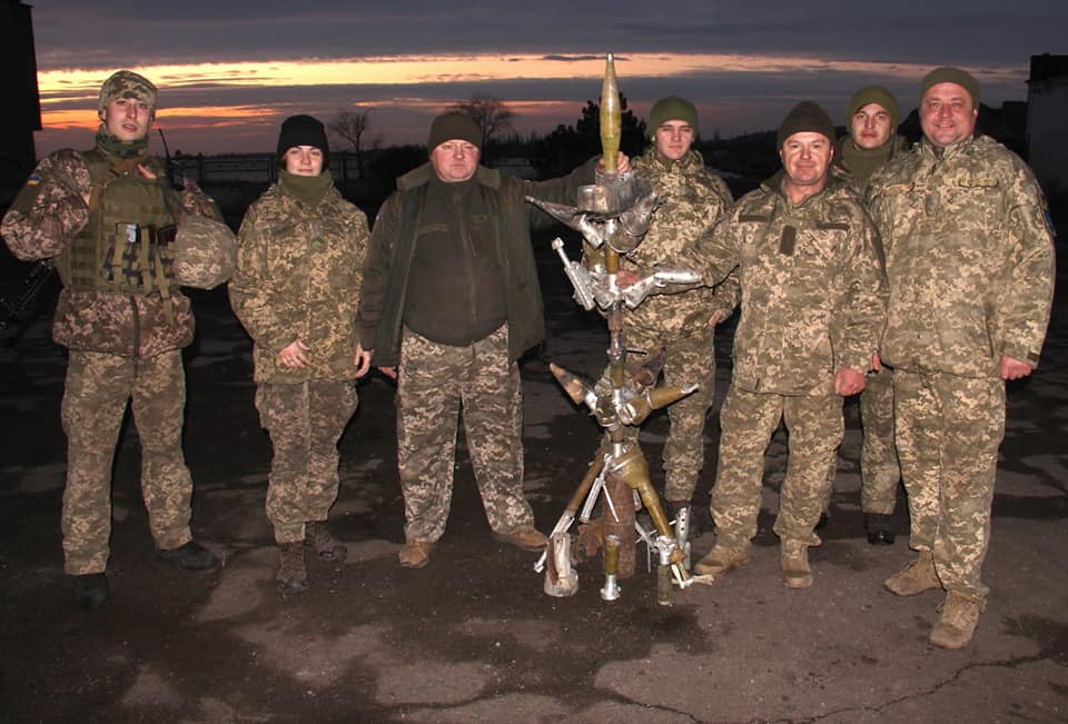 Прикарпатські військові зібрали ялинку з розірваних снарядів від окупантів (ФОТО)