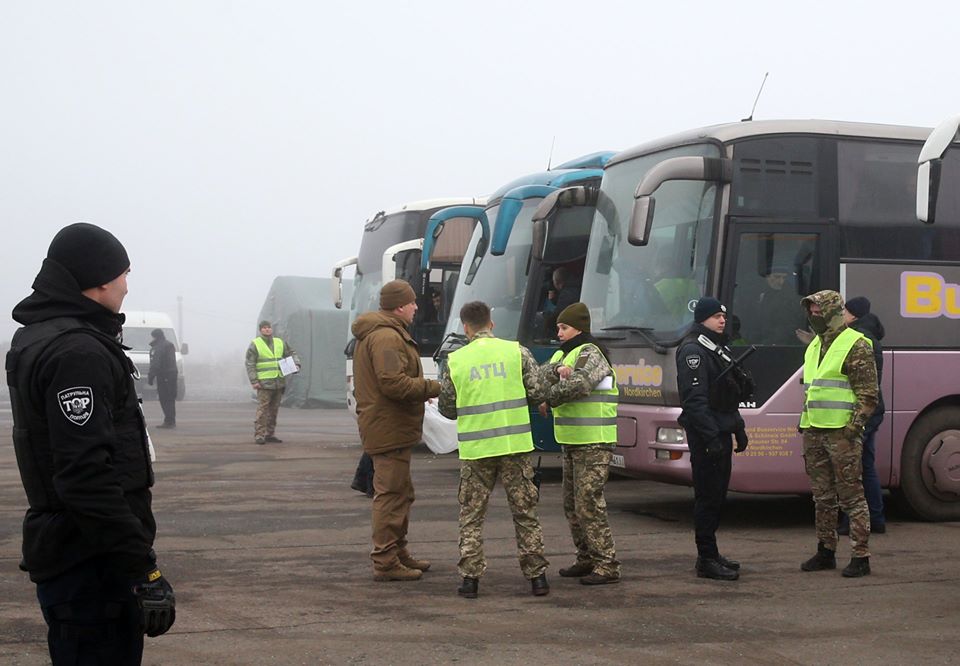 На Донбасі триває обмін полоненими: що відомо (ВІДЕО НАЖИВО)