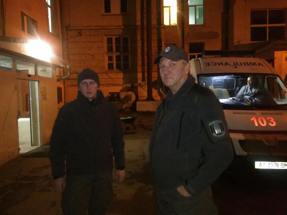 У Франківську муніципали врятували сп’янілого чоловіка, в якого почався епілептичний напад (ФОТО)