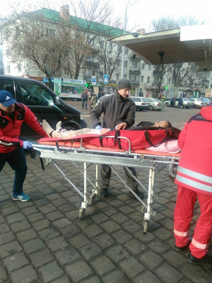 На Привокзальній знову знайшли дуже п’яного чоловіка, якого не змогли привести до тями (ФОТО)