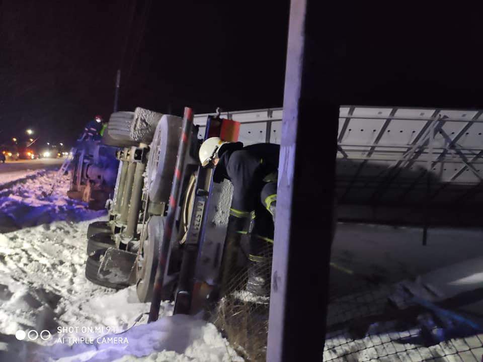 На Надвірнянщині перекинулася цистерна для перевезення газу (ФОТО)