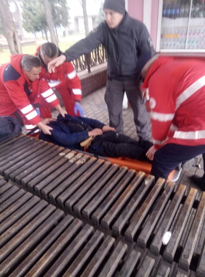 Поблизу вокзалу знайшли чоловіка без свідомості. До тями не змогли привести ні муніципали, ні медики (ФОТО)