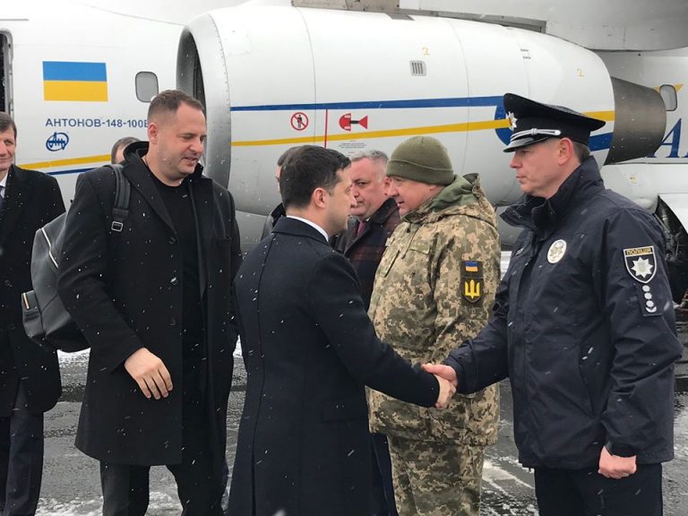 Зеленський прилетів на Прикарпаття. На Калущині його вже чекають чимало людей (ФОТО)