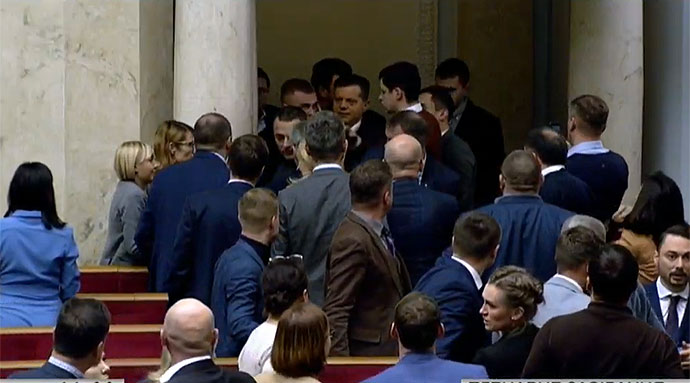 У Раді двоє “слуг народу” побилися через депутатку