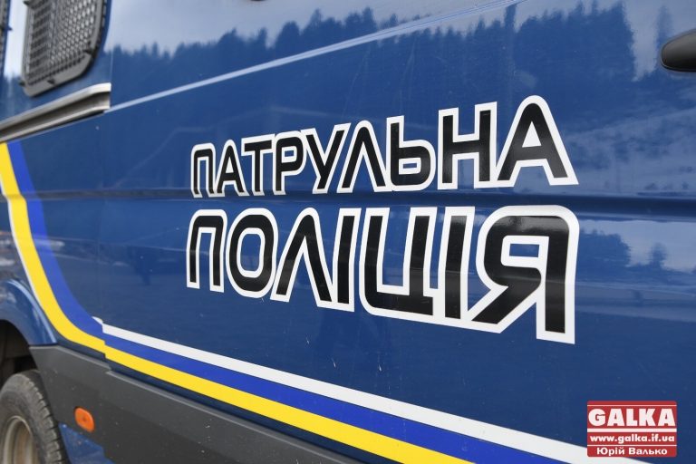 Франківські патрульні спіймали чоловіка, що був у розшуку. У нього знайшли амфетамін