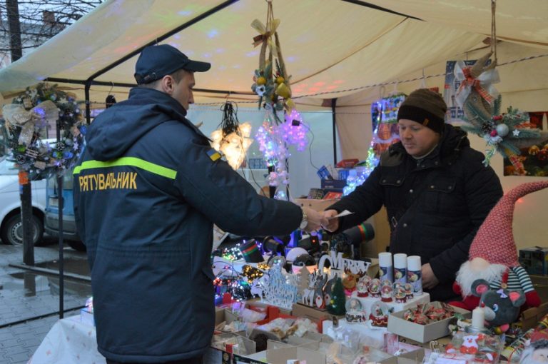 Франківцям розповіли, як правильно обрати штучну ялинку