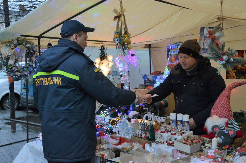 Франківцям розповіли, як правильно обрати штучну ялинку