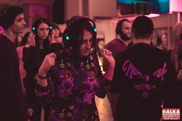 Танці в тиші, музика – в навушниках: як франківці розважалися на “тихій вечірці” (ФОТО)