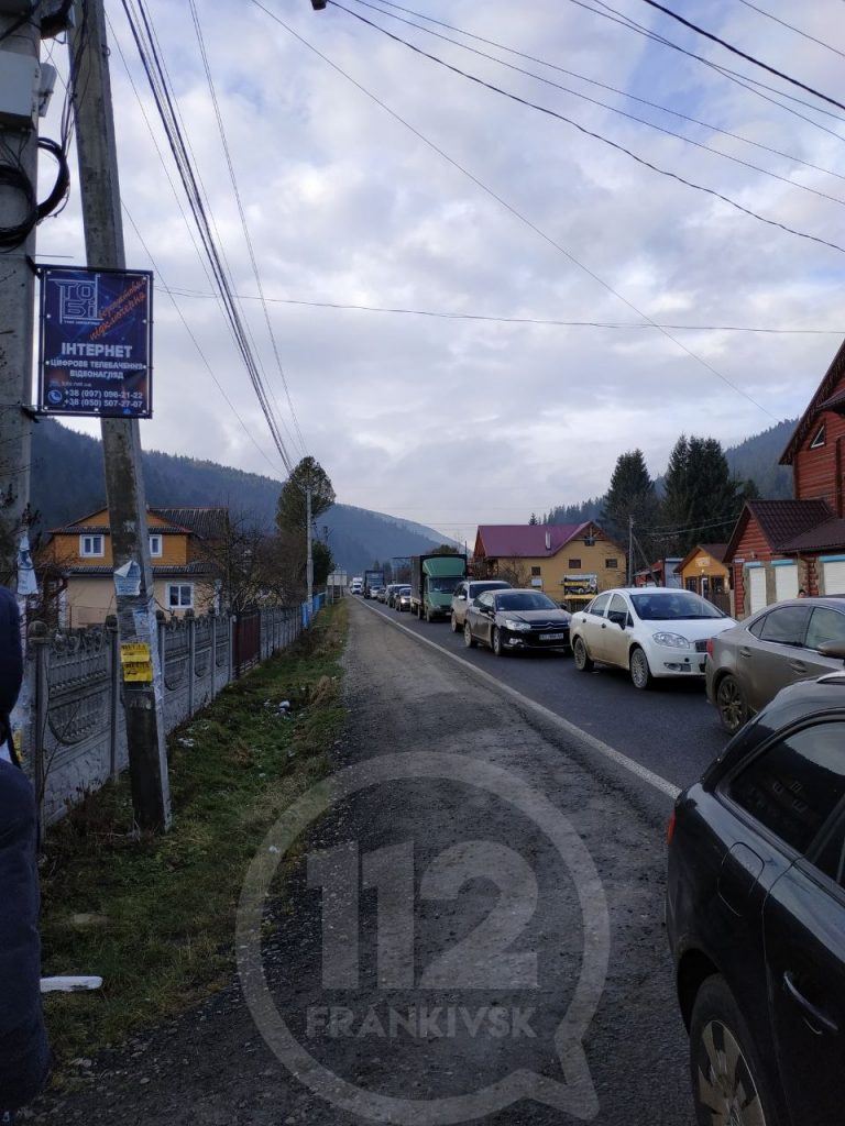 Дорогу національного значення від Яремче до Буковелю перекрили протестувальники (ФОТО, ОНОВЛЕНО)