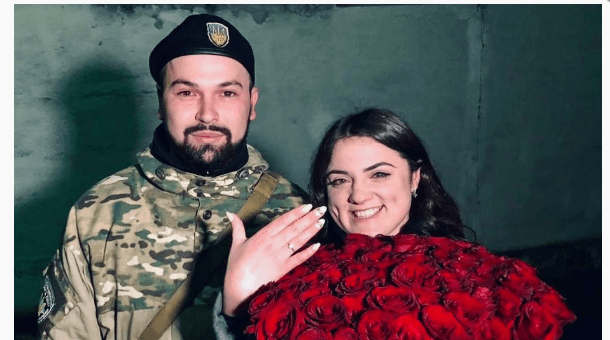 Після повернення зі Сходу прикарпатський поліціянт освідчився коханій (ФОТО)