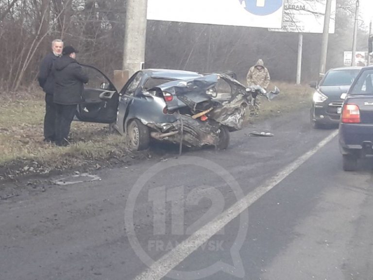 На трасі поблизу Франківська зіткнулися два автомобілі, знесено електроопору (ФОТО, ВІДЕО)