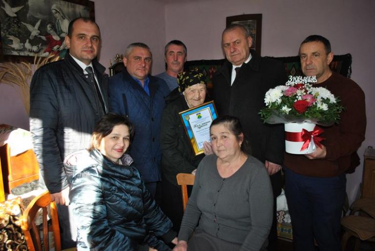 П’ять праправнуків та 11 правнуків – прикарпатка відсвяткувала столітній ювілей (ФОТОФАКТ)