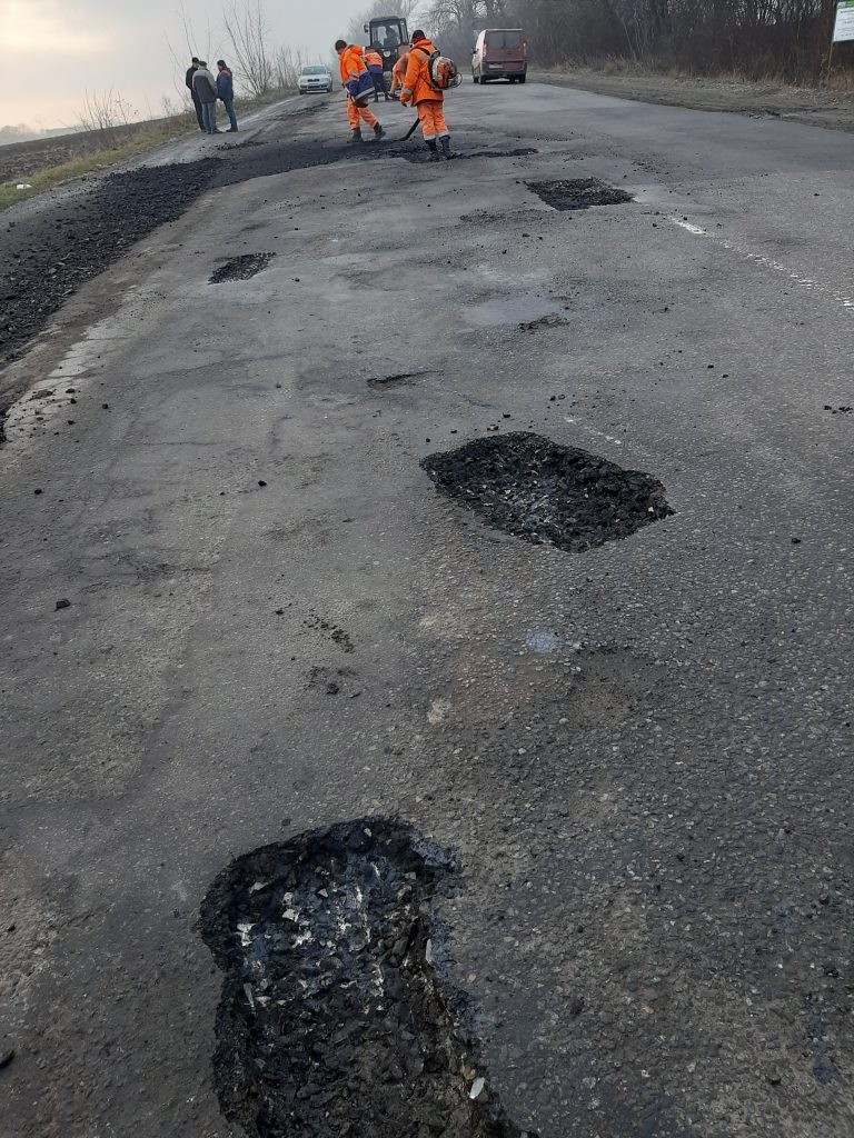 На Тисмениччині проводять ямковий ремонт дороги держзначення (ФОТО)
