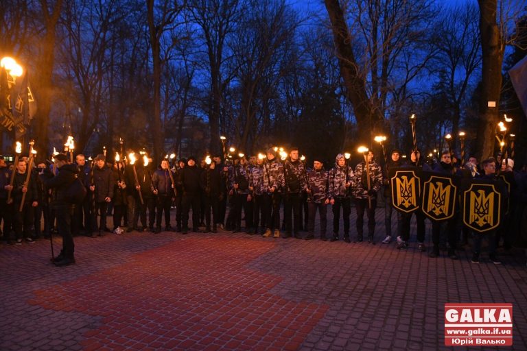 Сотні франківців зі смолоскипами в руках вшанували Героїв Крут (ФОТО, ВІДЕО)