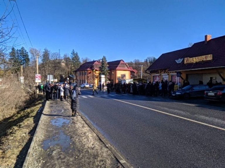 Сьогодні на Прикарпатті люди знову перекрили дорогу «Мукачеве-Івано-Франківськ-Львів»