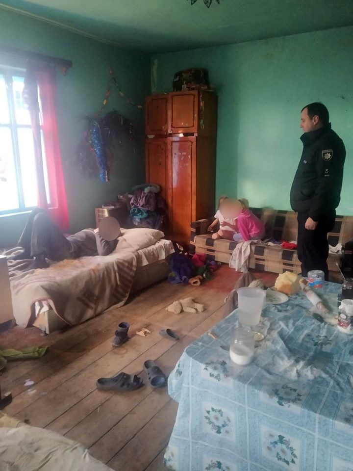 Брудна й холодна хата: на Прикарпатті жінка залишила трьох дітей на п’яного чоловіка (ФОТО)