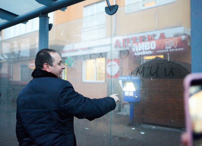 Марцінків насварив підлеглого за брудні зупинки (ФОТОФАКТ)