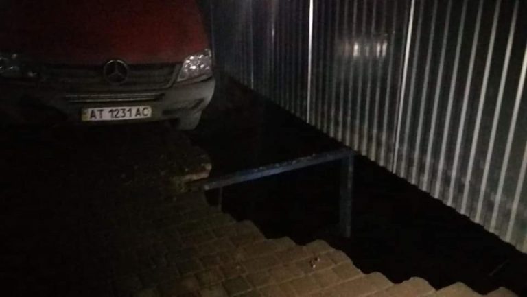 Франківські рятувальники відбуксирували “Мерседес”, який завис над проваллям (ДОДАНІ ФОТО)
