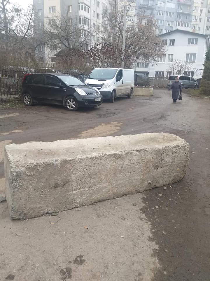 У ще двох франківських дворах демонтували бетонні блоки, які заважали проїзду (ФОТО)
