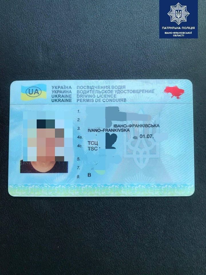 Молодий франківський керманич порушив ПДР. Поліціянтам показав підроблене посвідчення