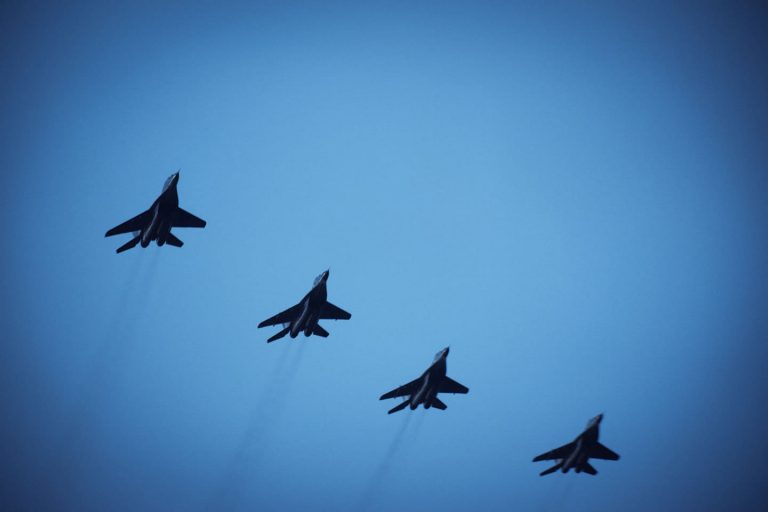У Франківську військові пілоти випробовували себе у погану погоду (ФОТО)