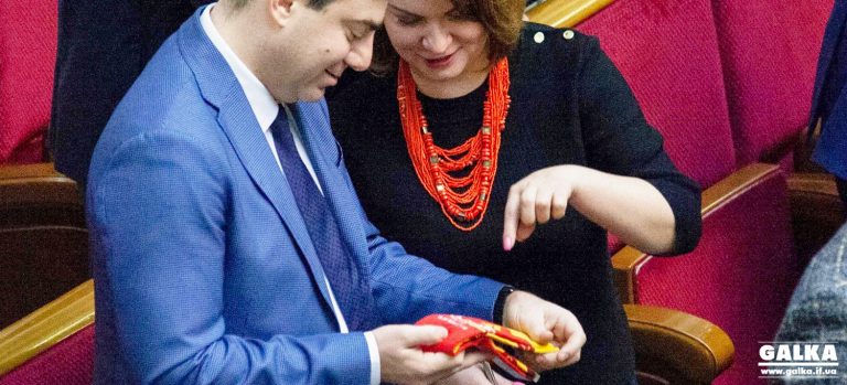 Савчук роздала у Верховній Раді брендові франківські шкарпетки (ФОТО)