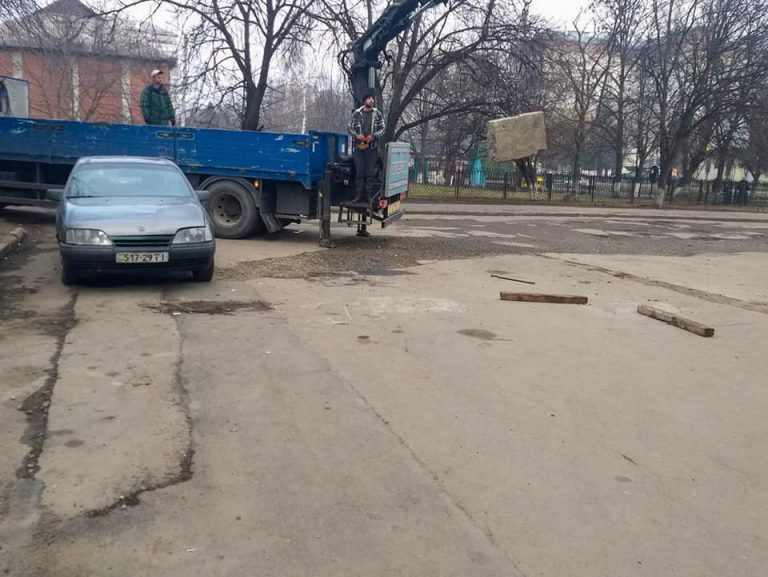 У Пасічній демонтували незаконні бетонні блоки у житлових дворах (ФОТО)