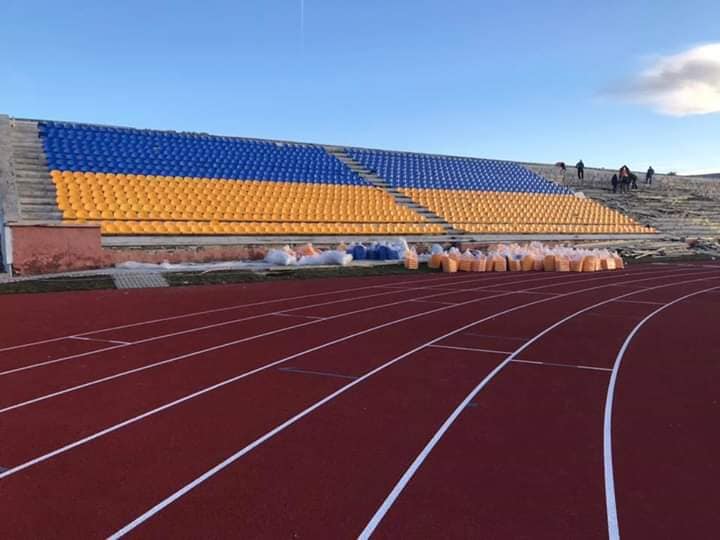 Франківський легкоатлетичний стадіон отримав “патріотичні” трибуни (ФОТО)