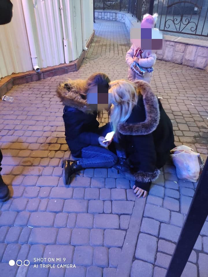 У центрі міста виявили двох п’яних жінок з малою дитиною – поліція вилучила дівчинку (ФОТО)