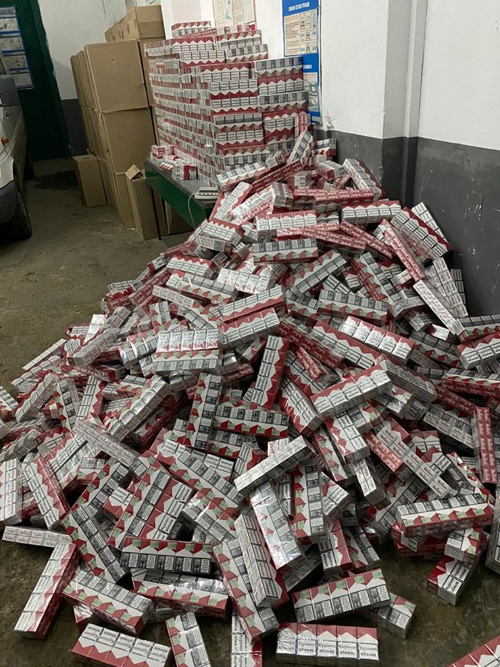 Галицькі митники виявили понад 150 тисяч пачок цигарок в автомобілі з дипломатичними номерами (ФОТО)