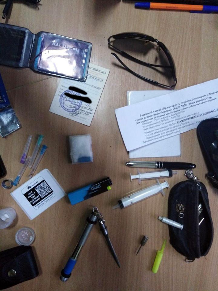 У Надвірнянському суді затримали чоловіка з наркотиками (ФОТОФАКТ)
