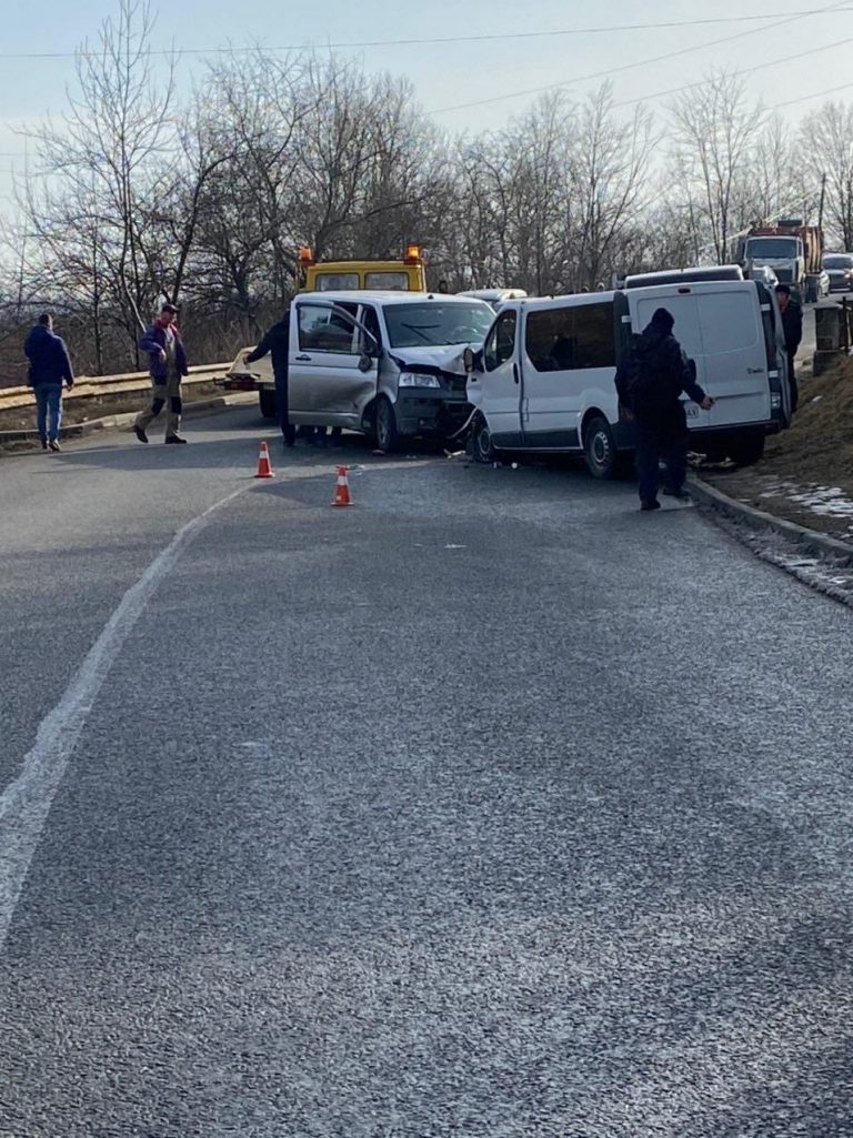 У Делятині п’яний водій виїхав на зустрічну: постраждала п’ятирічна дитина та її мама та три машини (ФОТО)