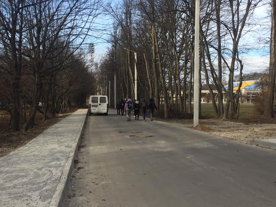 Тротуар та свіжий асфальт: на Чорновола упорядкували проїзд до багатоповерхівки (ФОТО)