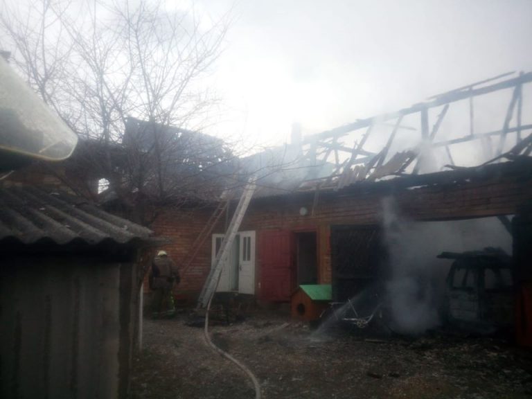 Через електрообігрівач на Косівщині згорів легковий автомобіль (ФОТО)