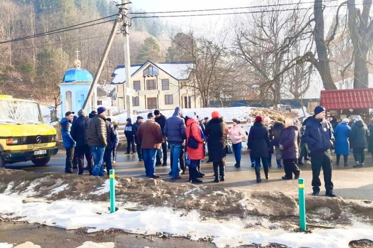 На Верховинщині люди перекрили дорогу – не хочуть у Білоберізьку ОТГ (ФОТОФАКТ, ОНОВЛЕНО)