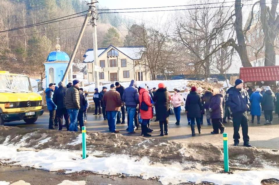 На Верховинщині люди перекрили дорогу – не хочуть у Білоберізьку ОТГ (ФОТОФАКТ, ОНОВЛЕНО)