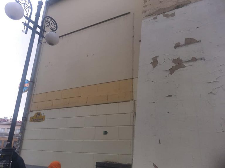 З історичної будівлі поблизу Ратуші демонтували білборд (ФОТО)