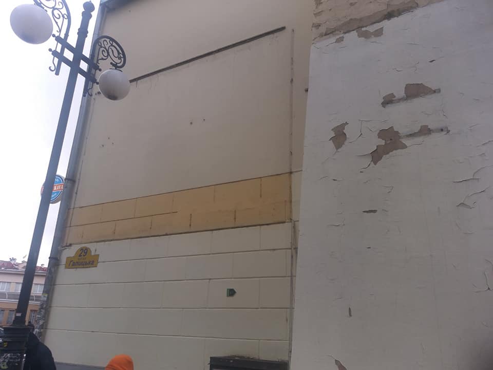 З історичної будівлі поблизу Ратуші демонтували білборд (ФОТО)