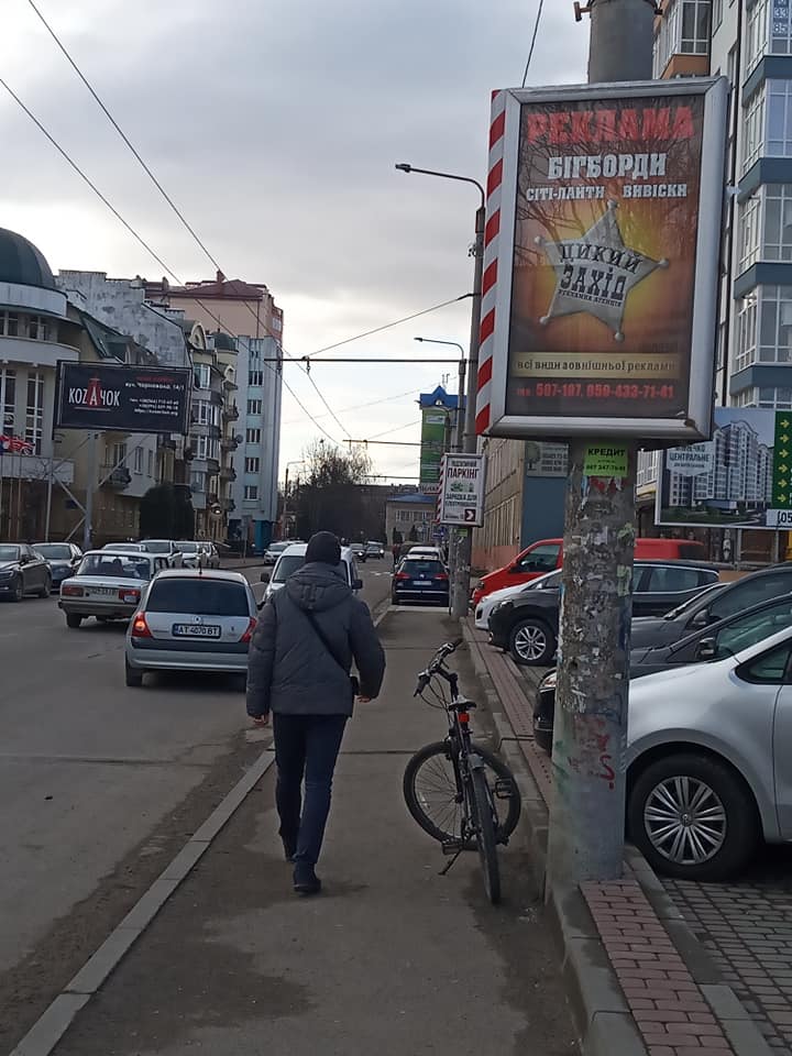 На Мельника підняли рекламні конструкції, бо люди розбивали голови (ФОТО)